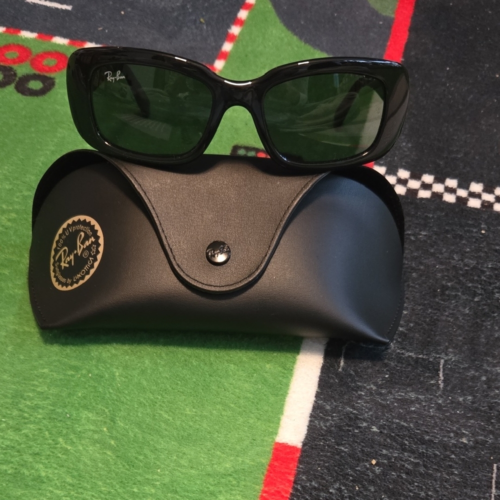Ray-Ban Black Women's Sunglasses with Case